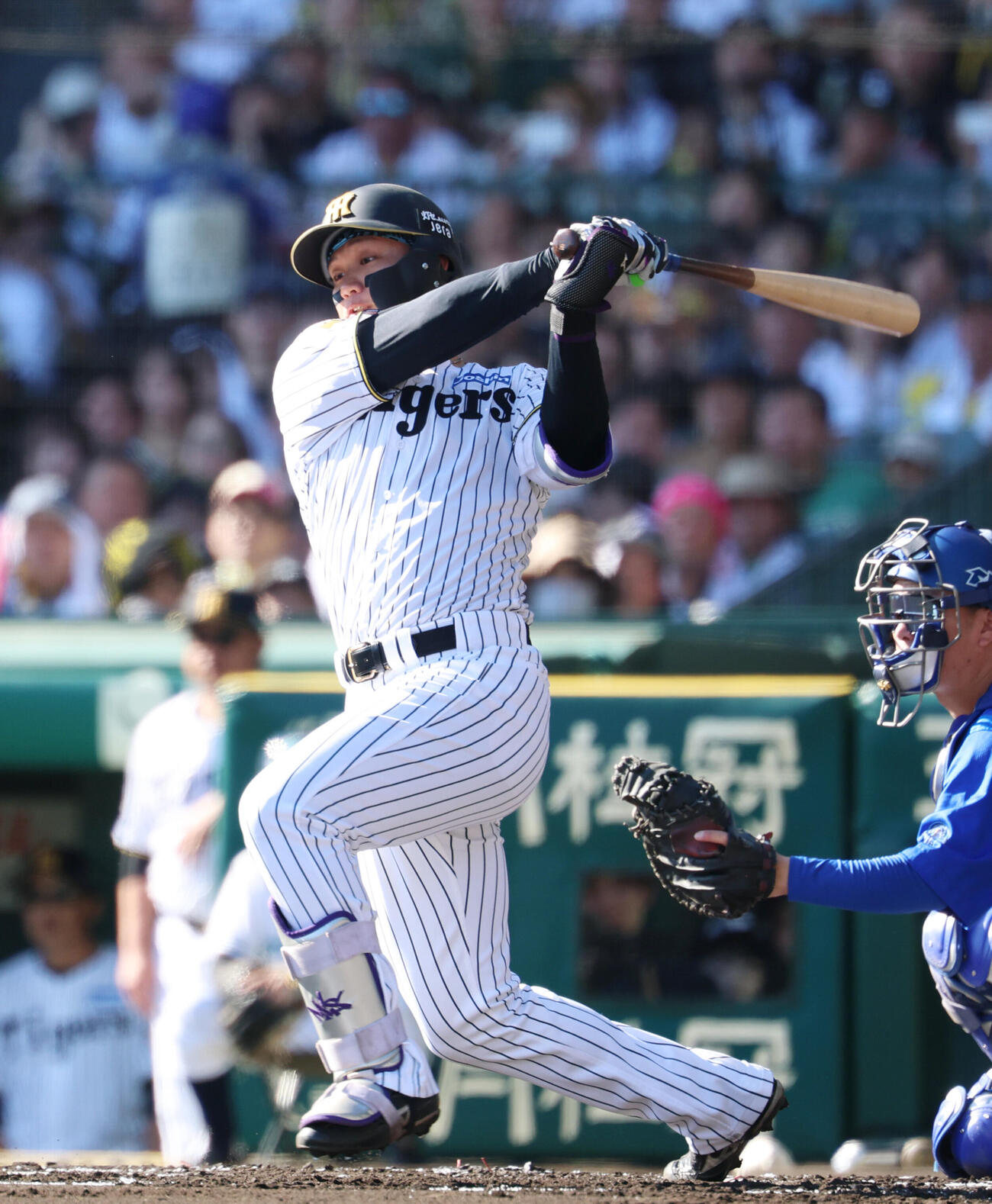阪神対DeNA 1回裏阪神1死一塁、安打を放つ森下翔太（撮影・増田悦実）