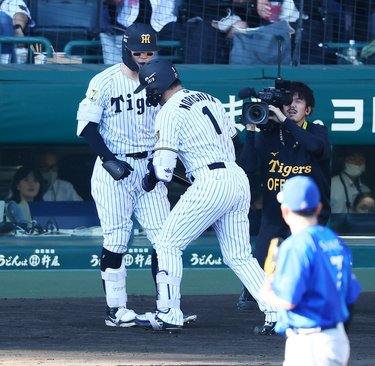 阪神対DeNA 5回裏阪神1死、森下翔太は左越えソロ本塁打を放ち次打者佐藤輝明（左）とポーズを決める（撮影・加藤哉）