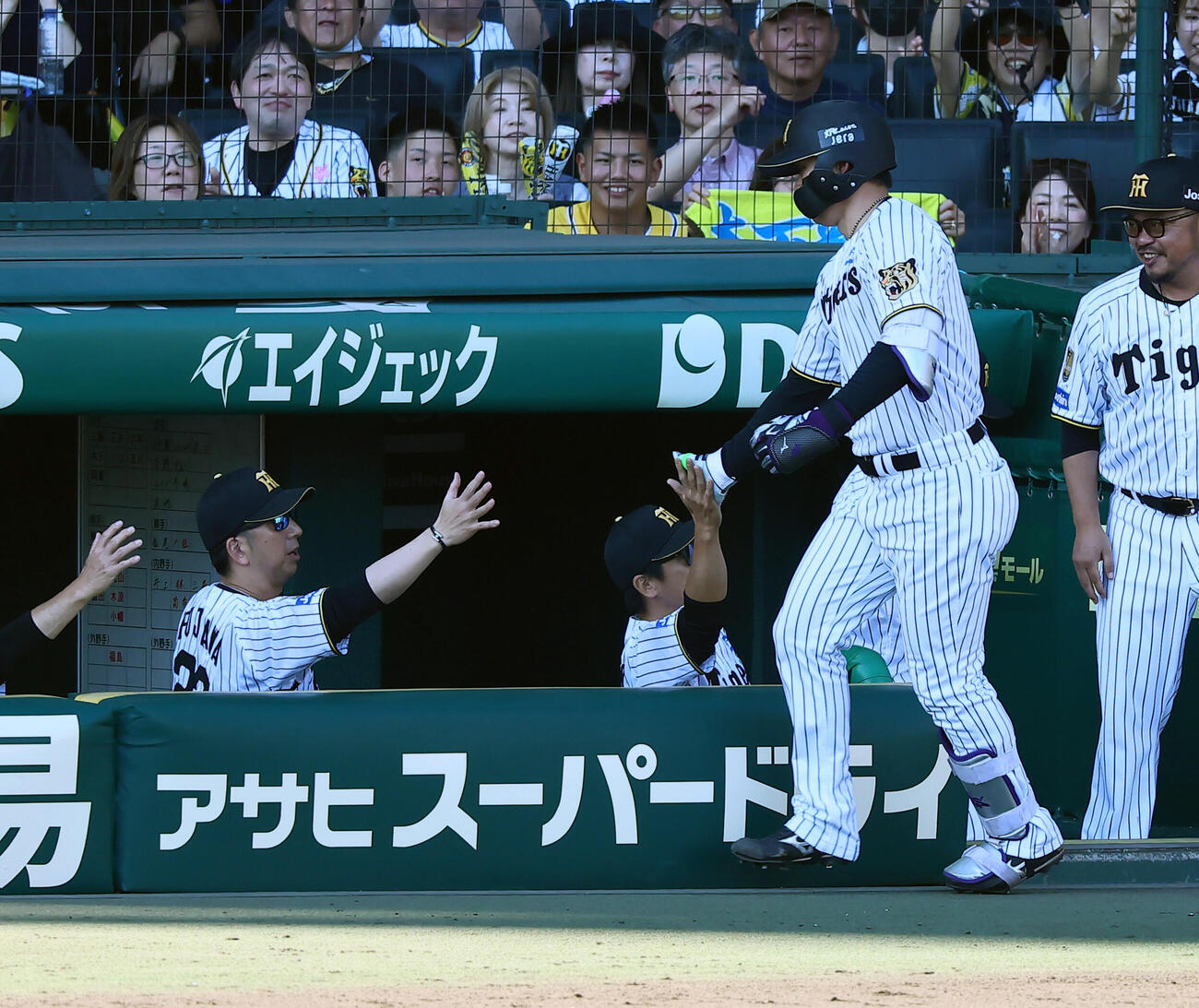 阪神対DeNA 5回裏阪神1死、藤川球児監督（左）は左越えソロ本塁打を放った森下翔太とタッチする（撮影・加藤哉）
