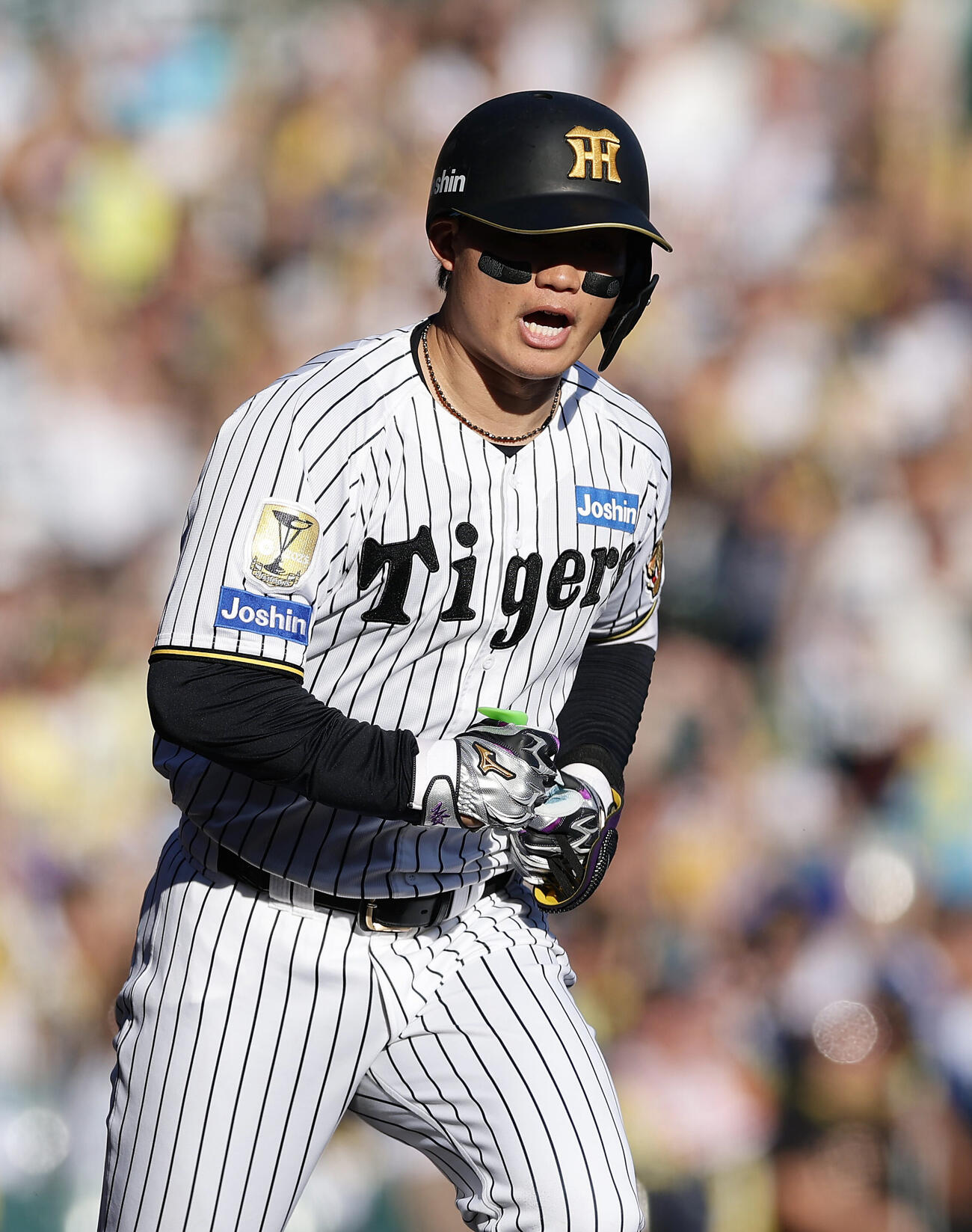 阪神対DeNA 5回裏阪神1死、左越え本塁打を放ちガッツポーズする森下翔太（撮影・前田充）