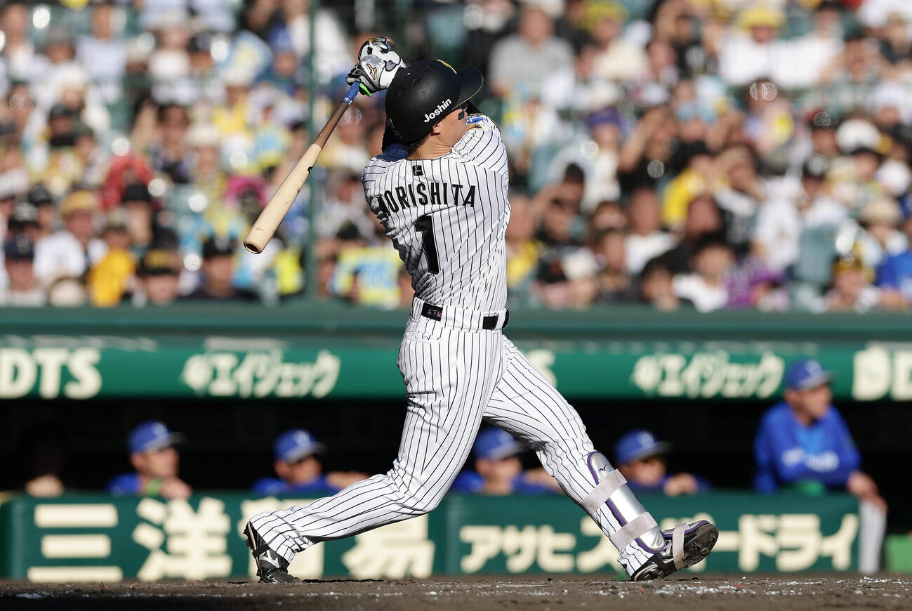 阪神対DeNA 5回裏阪神1死、左越え本塁打を放つ森下翔太（撮影・前田充）