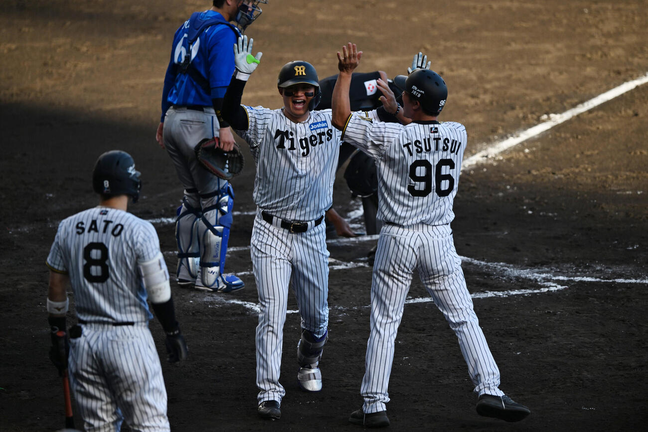 阪神対DeNA 7回裏阪神無死、左越えに勝ち越し本塁打を放った森下翔太はハイタッチで生還する（撮影・和賀正仁）