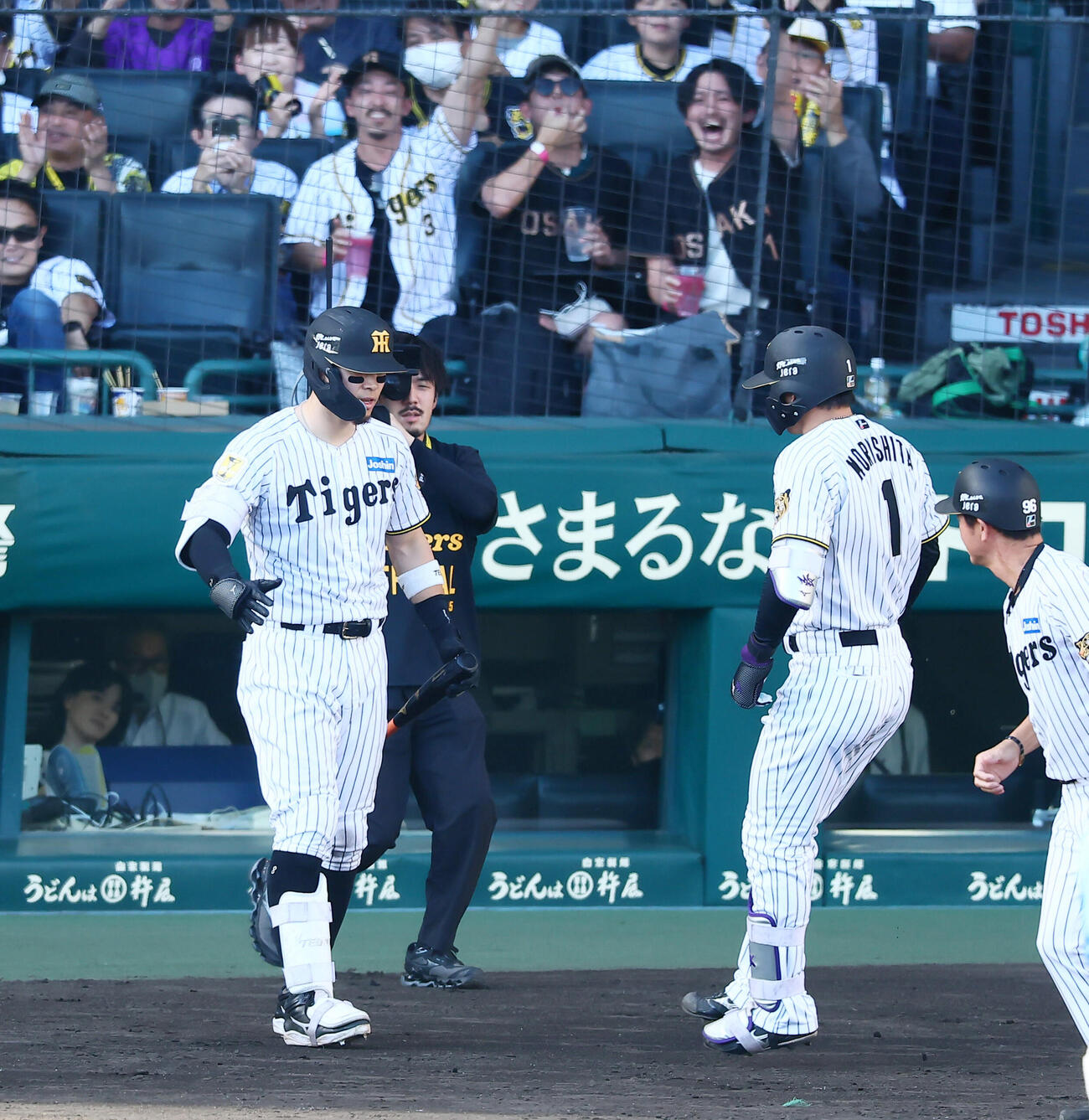 阪神対DeNA 5回裏阪神1死、森下翔太は左越えソロ本塁打を放ち次打者佐藤輝明（左）とポーズを決める（撮影・加藤哉）