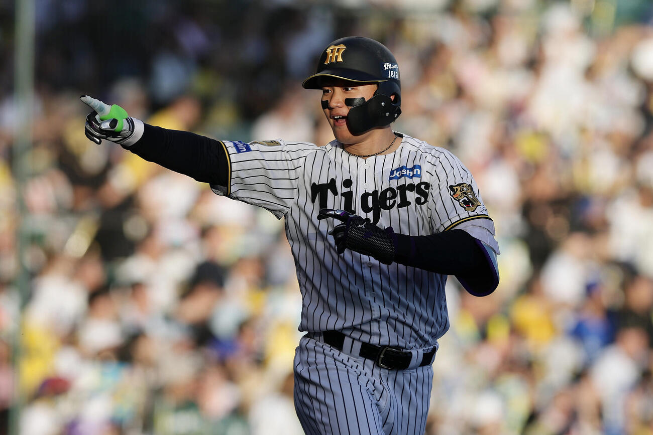 阪神対DeNA 7回裏阪神無死、2打席連続となる勝ち越し本塁打を放ち、ベンチを指さす森下翔太（撮影・前田充）