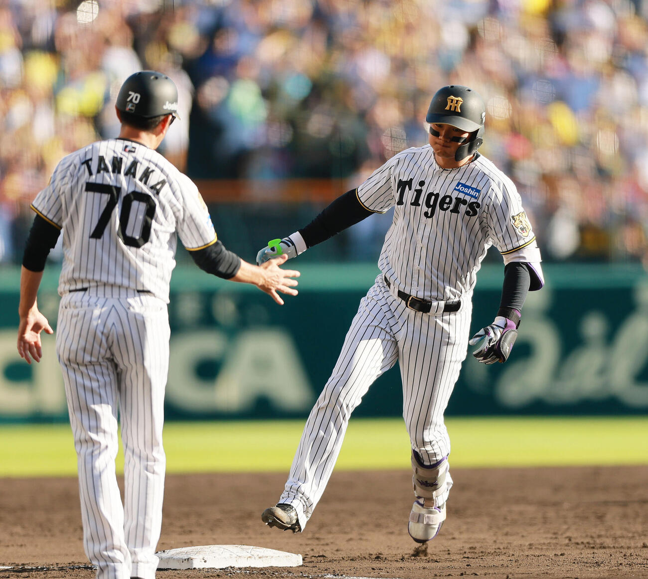 阪神対DeNA 5回裏阪神1死、森下翔太（右）はソロ本塁打を放ちダイヤモンドを1周する（撮影・上山淳一）