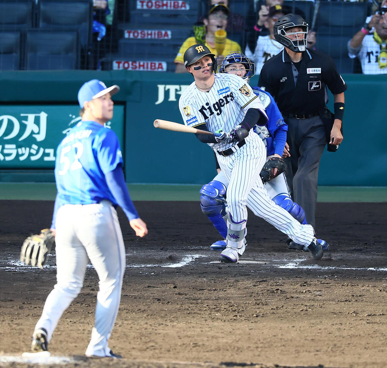 阪神対DeNA 7回裏阪神無死、森下翔太は左越えソロ本塁打を放つ。投手浜地真澄（撮影・加藤哉）