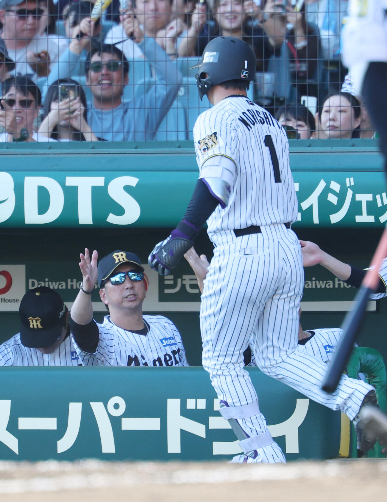 阪神対DeNA 5回裏阪神1死、本塁打を放ち生還した森下翔太（右）を出迎える藤川球児監督（撮影・増田悦実）