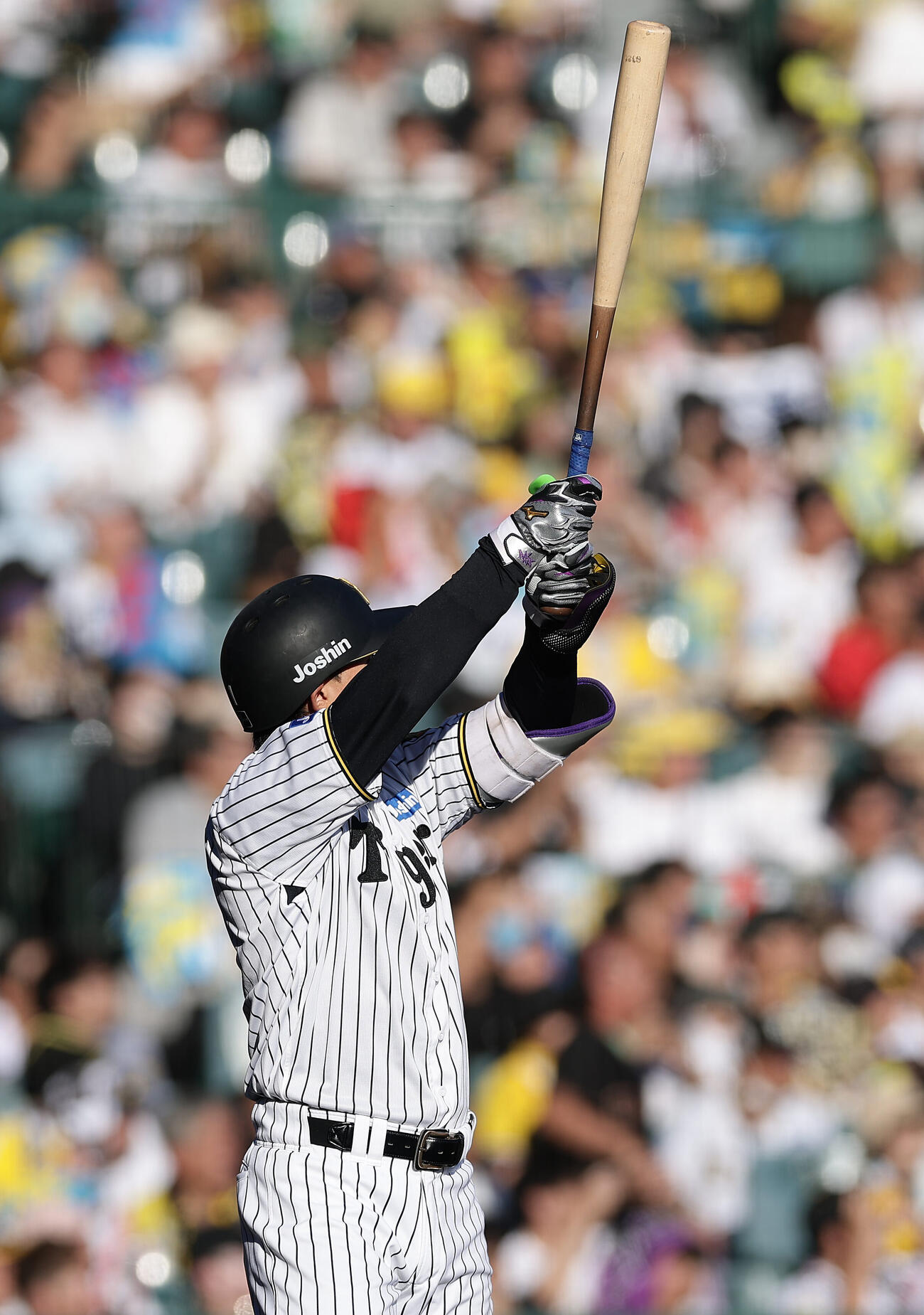 阪神対DeNA 5回裏阪神1死、左越え本塁打を放つ森下翔太（撮影・前田充）