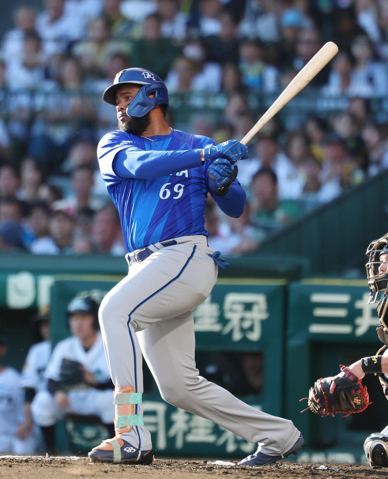 阪神対DeNA 6回表DeNA1死一塁、二塁打を放つヘラル・エンカーナシオン（撮影・増田悦実）
