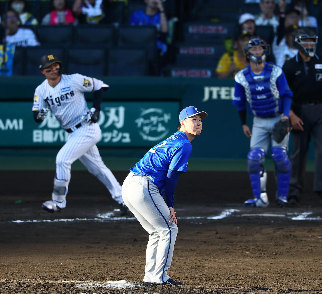 阪神対DeNA 7回裏阪神無死、浜地真澄は森下翔太に左越えソロ本塁打を浴びる（撮影・加藤哉）