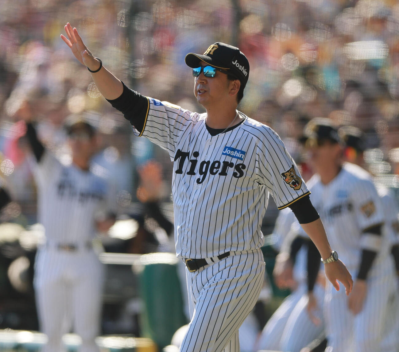 阪神対DeNA 1回裏阪神2死一、二塁、二走近本光司の本塁アウト判定にベンチを出て抗議する藤川球児監督（撮影・上山淳一）
