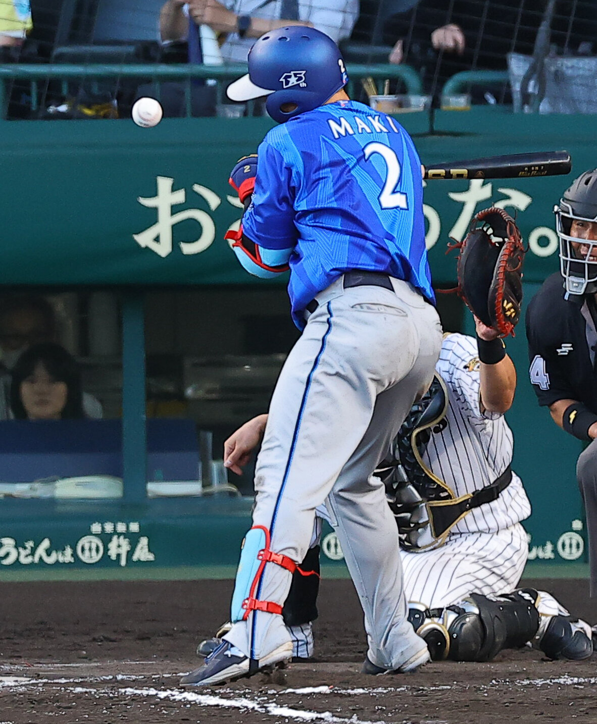 阪神対DeNA 8回表DeNA無死、牧秀悟は死球を受ける（撮影・上田博志）