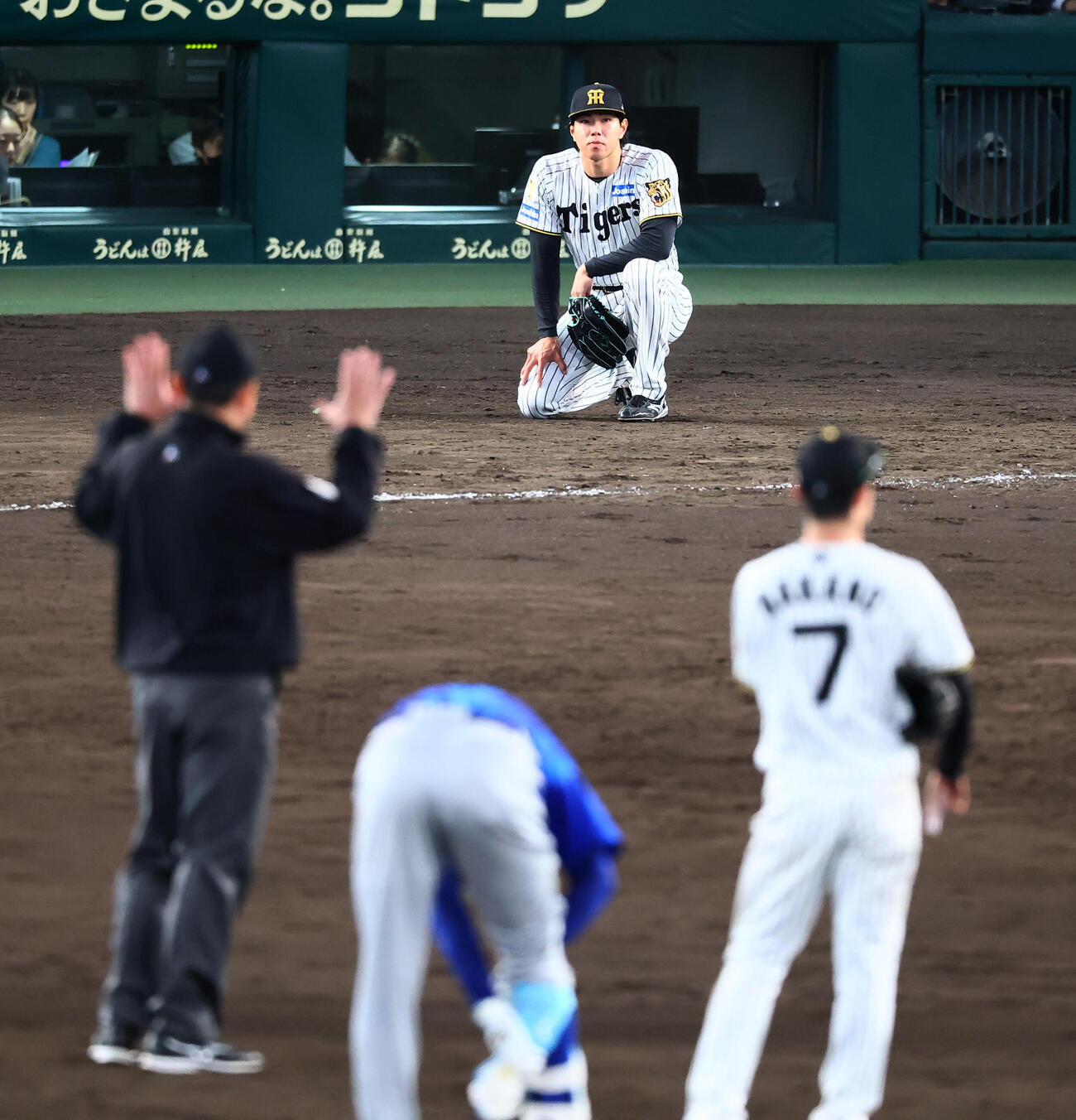 阪神対DeNA 9回表DeNA2死二、三塁、工藤泰成は三森大貴に中前へ逆転の2点適時打を打たれグラウンドにひざをつく（撮影・加藤哉）