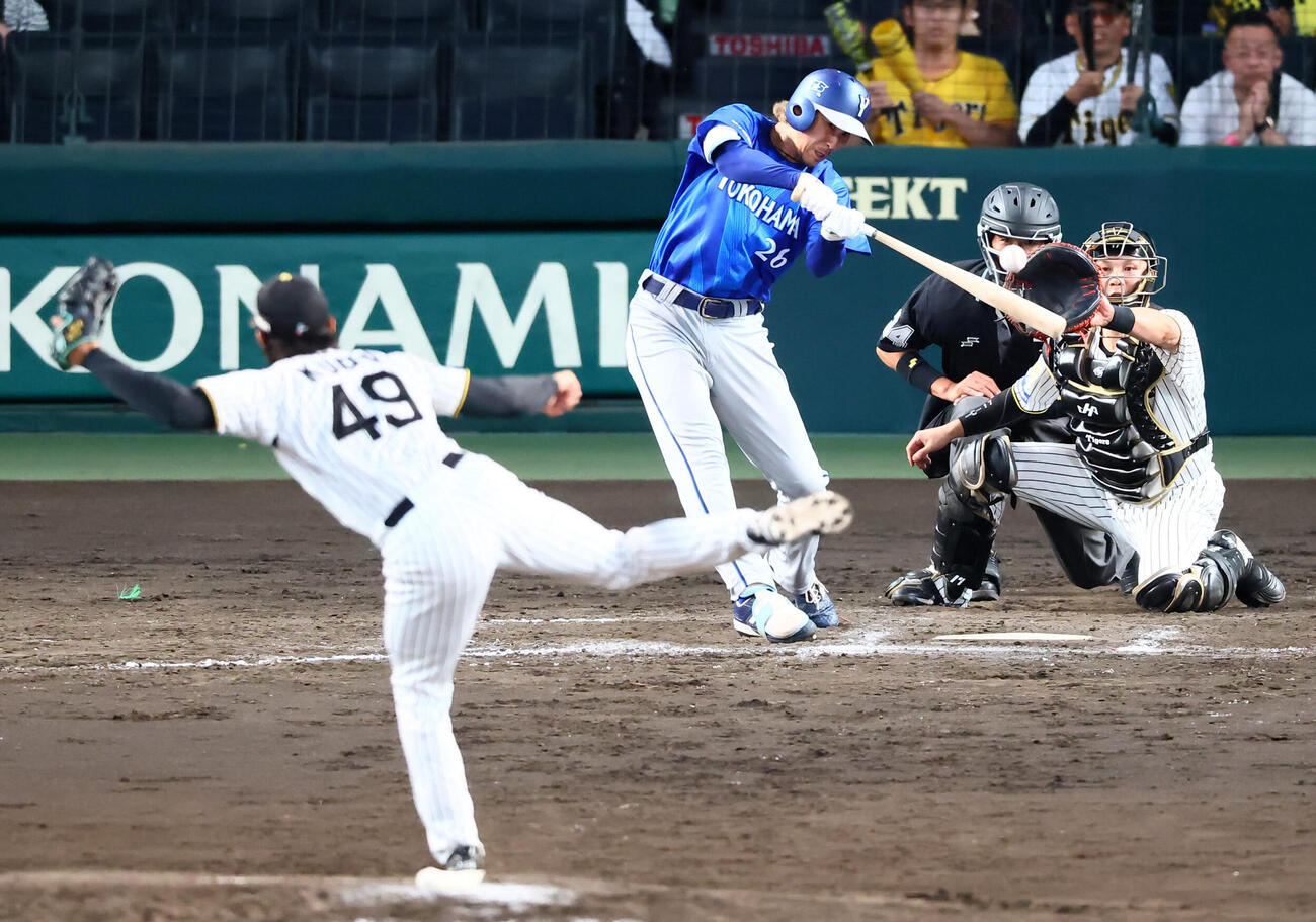 阪神対DeNA 9回表DeNA2死二、三塁、三森大貴は中前に2点適時打を放つ。投手工藤泰成（撮影・加藤哉）