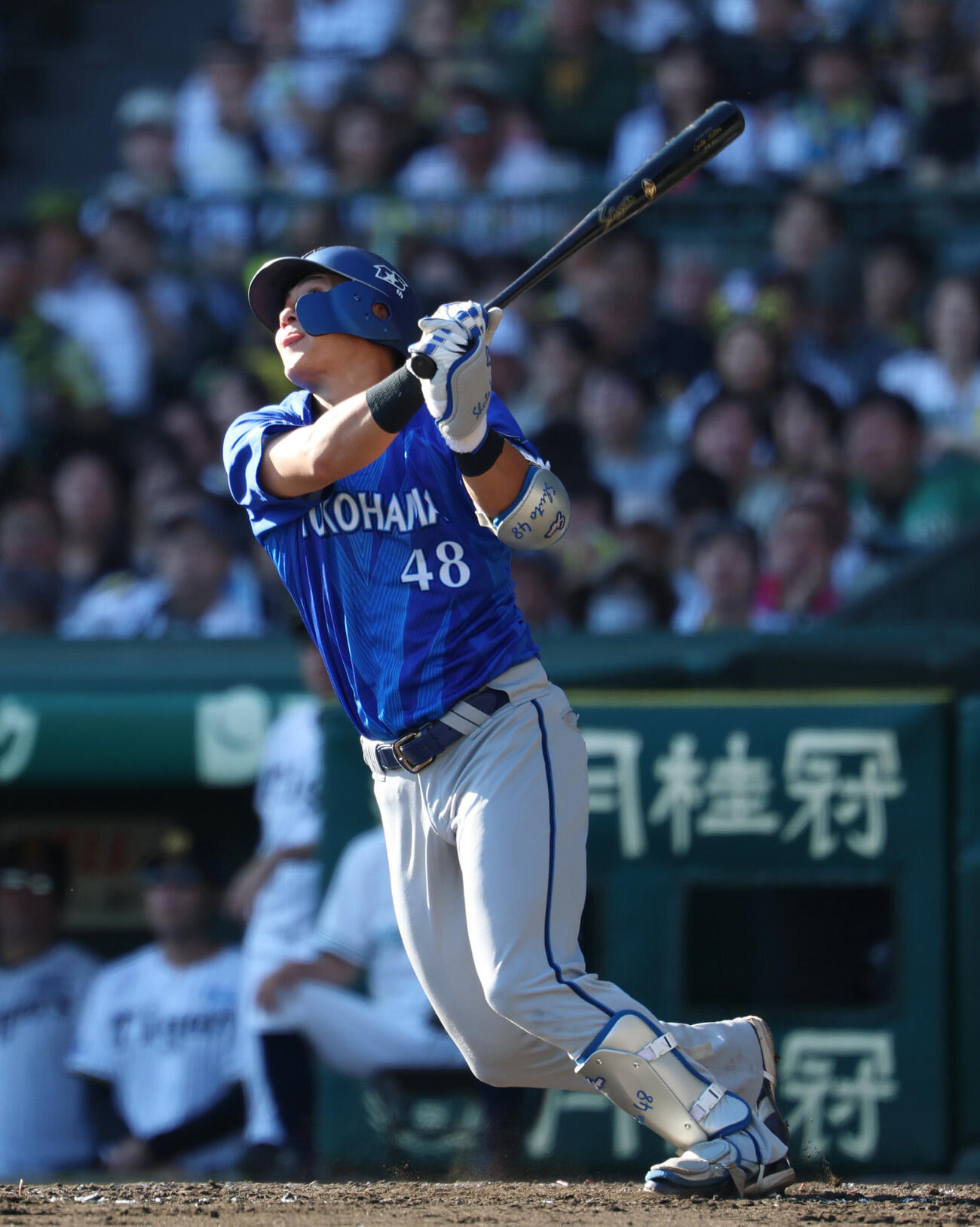 阪神対DeNA 4回表DeNA2死一塁、2点本塁打を放つ成瀬脩人（撮影・増田悦実）