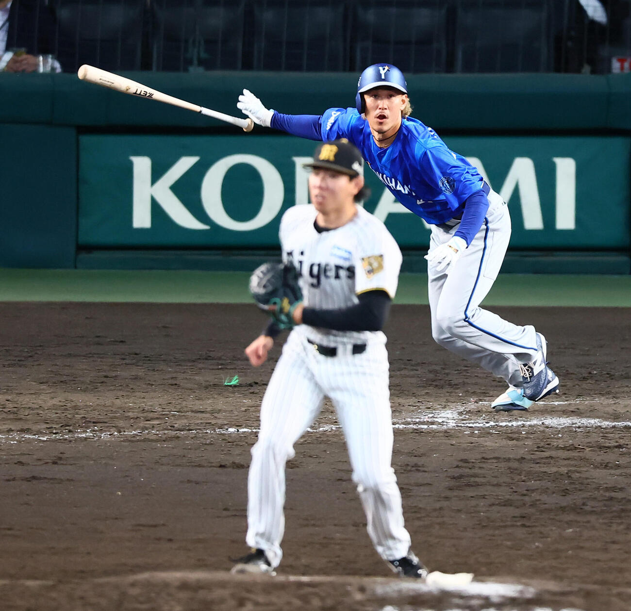 阪神対DeNA 9回表DeNA2死二、三塁、三森大貴は中前に2点適時打を放つ。投手工藤泰成（撮影・加藤哉）