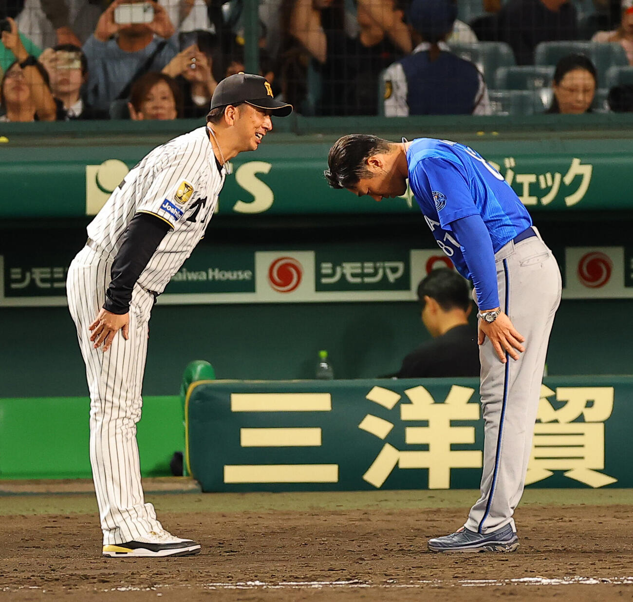 阪神対DeNA　試合後、あいさつを交わし健闘を称え合う藤川球児監督（左）と相川亮二監督（撮影・上田博志）