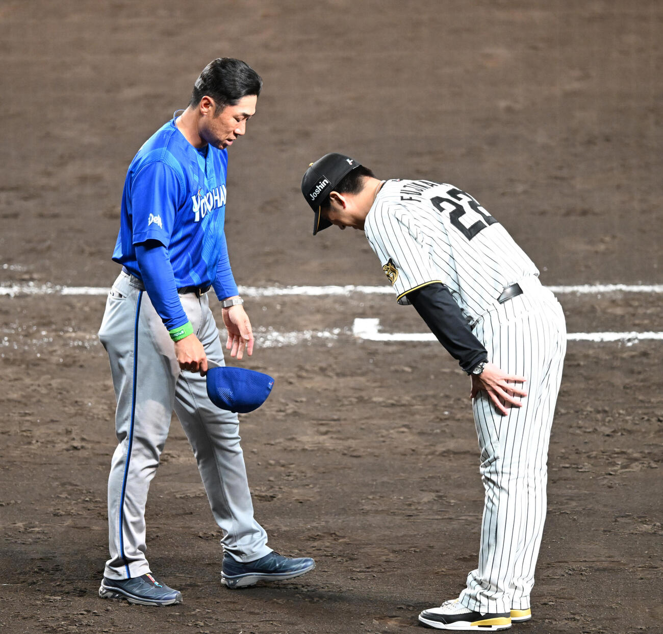 阪神対DeNA CSファイナルを制したDeNA相川亮二監督（左）に一礼する阪神藤川球児監督（撮影・和賀正仁）