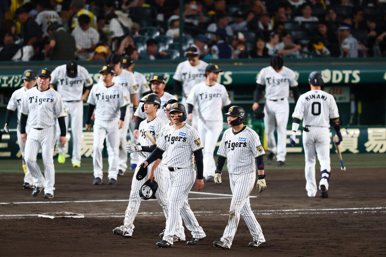 阪神対DeNA DeNAに敗れスタンドへあいさつに向かう森下翔太ら阪神ナイン（撮影・加藤哉）
