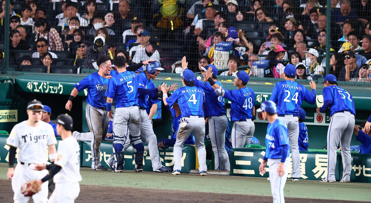 阪神対DeNA 9回表DeNA2死一、二塁、井上朋也の左前適時打で生還しベンチ前でナインから祝福を受ける二走三森大貴（撮影・加藤哉）