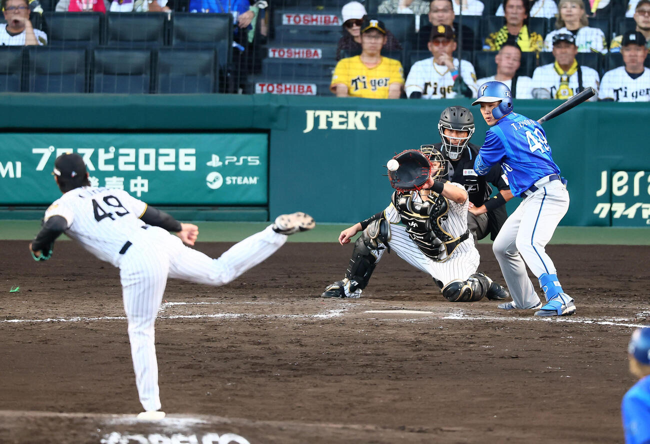 阪神対DeNA 8回表DeNA無死一、二塁、井上朋也は三振に倒れる。投手工藤泰成（撮影・加藤哉）