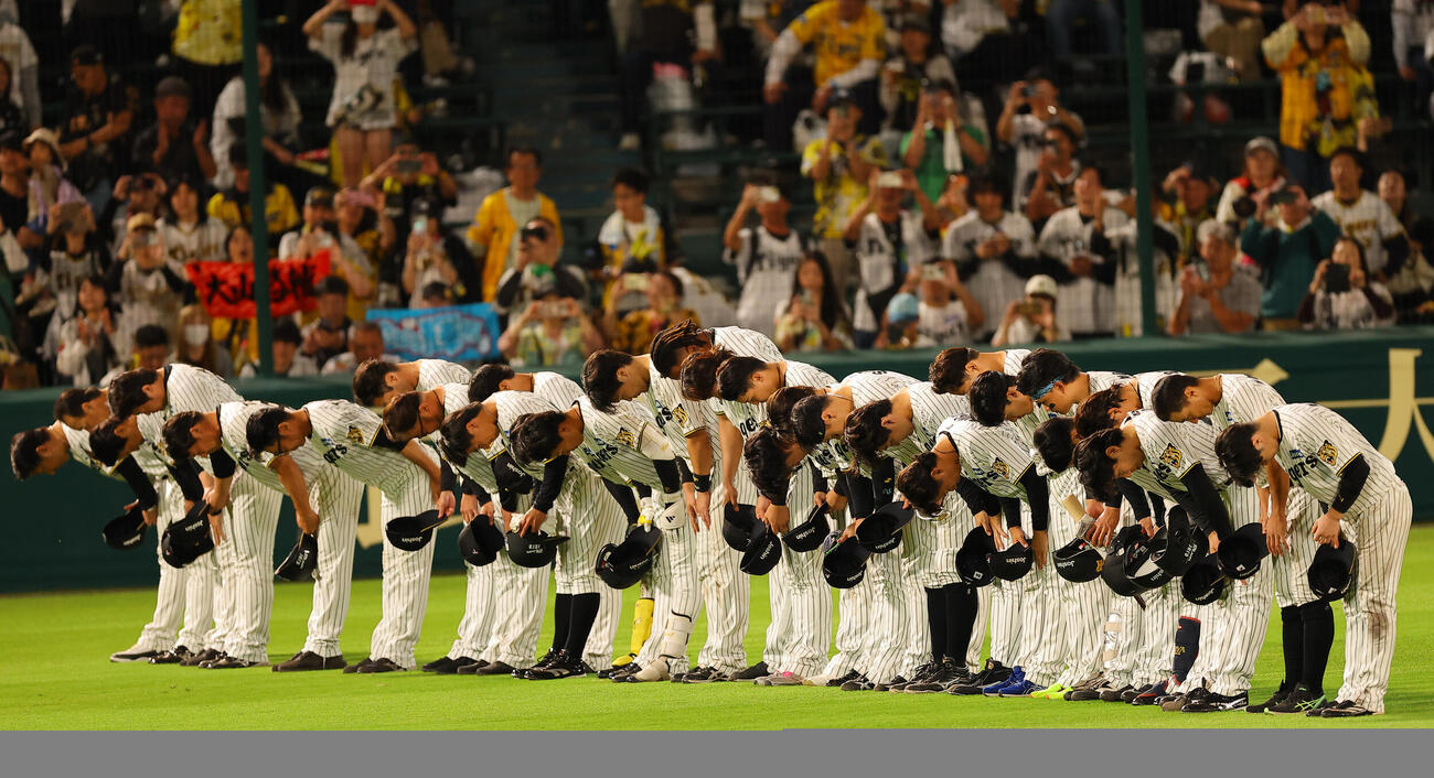 阪神対DeNA　今シーズンを終えた阪神ナインはライトスタンドのファンにあいさつをする（撮影・上田博志）