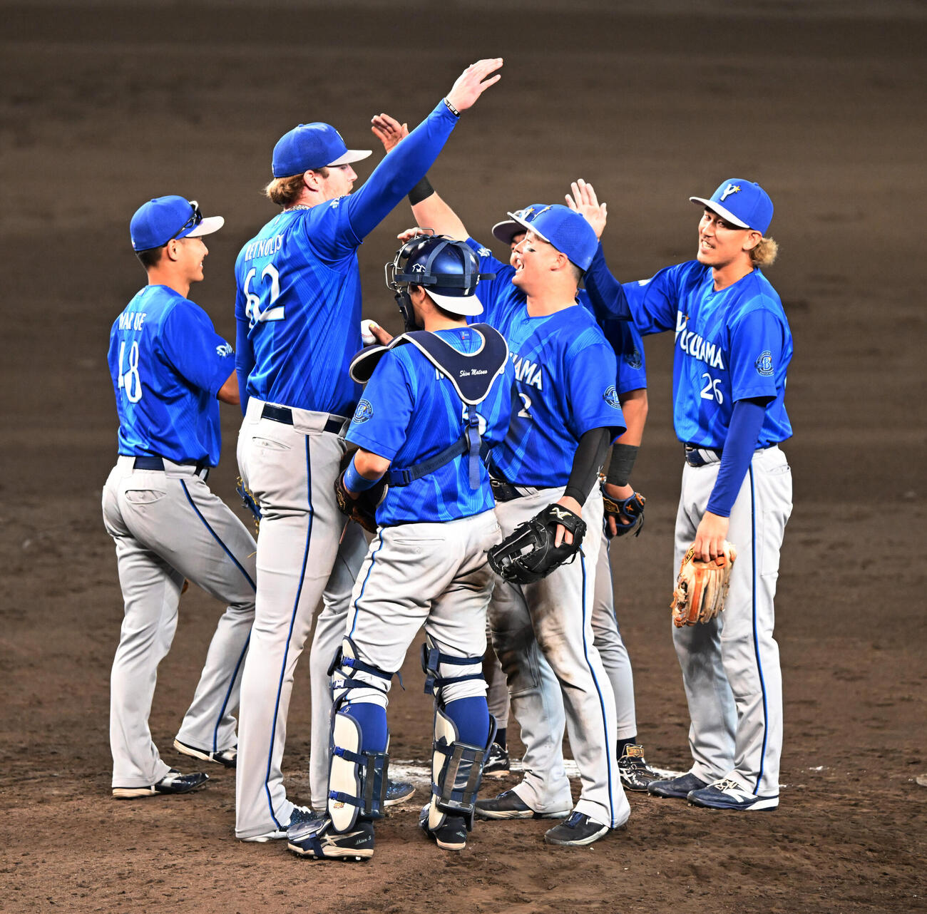 阪神対DeNA 4連勝でCSファイナルを制しハイタッチするDeNAナイン（撮影・和賀正仁）
