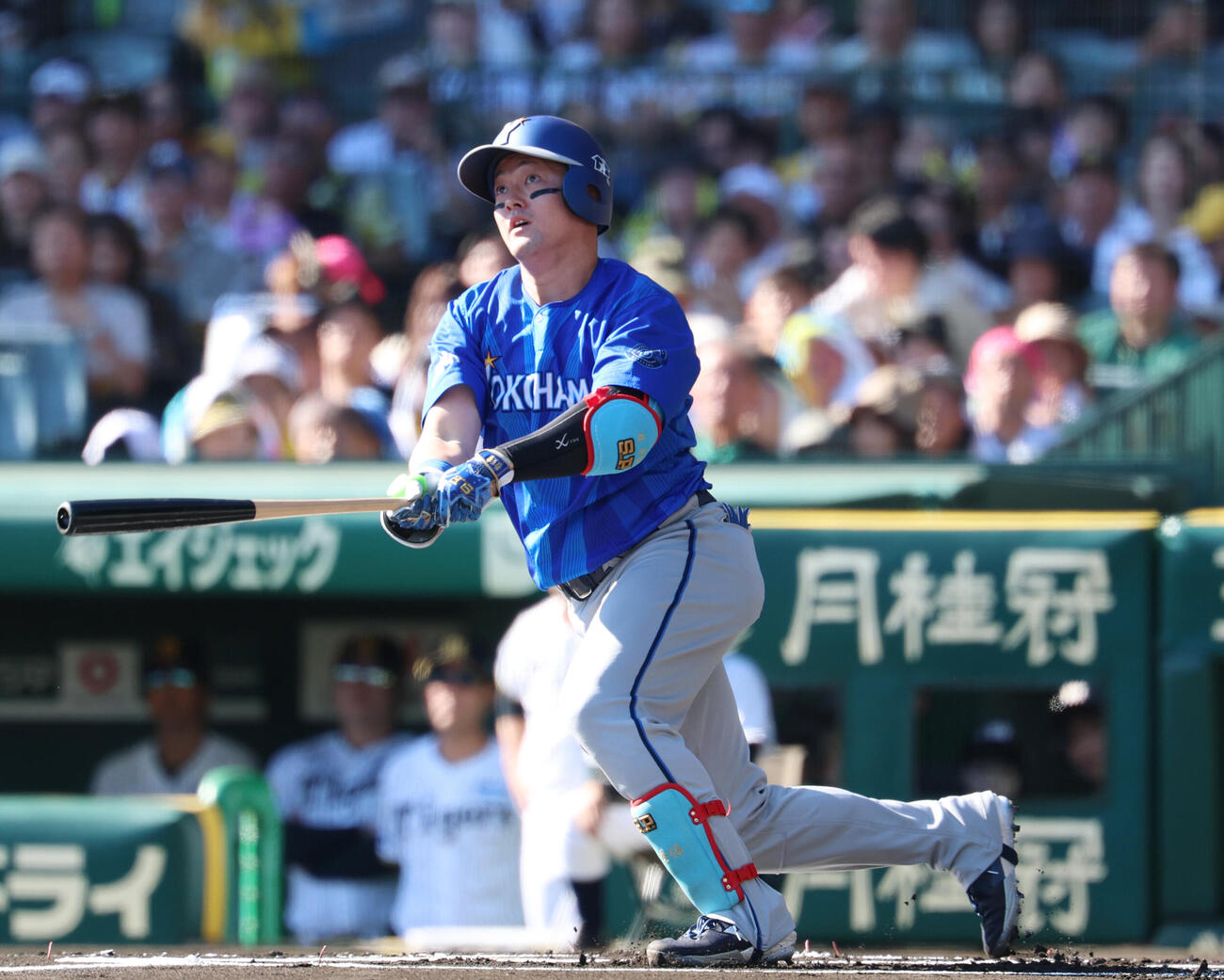 阪神対DeNA 1回表1死、安打を放つ牧秀悟（撮影・増田悦実）