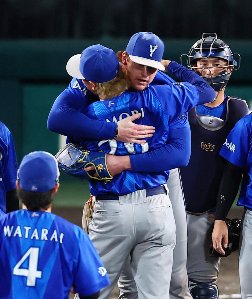 阪神対DeNA　阪神に4連勝を決めマウンドで三森大貴と抱き合うショーン・レイノルズ（撮影・加藤哉）