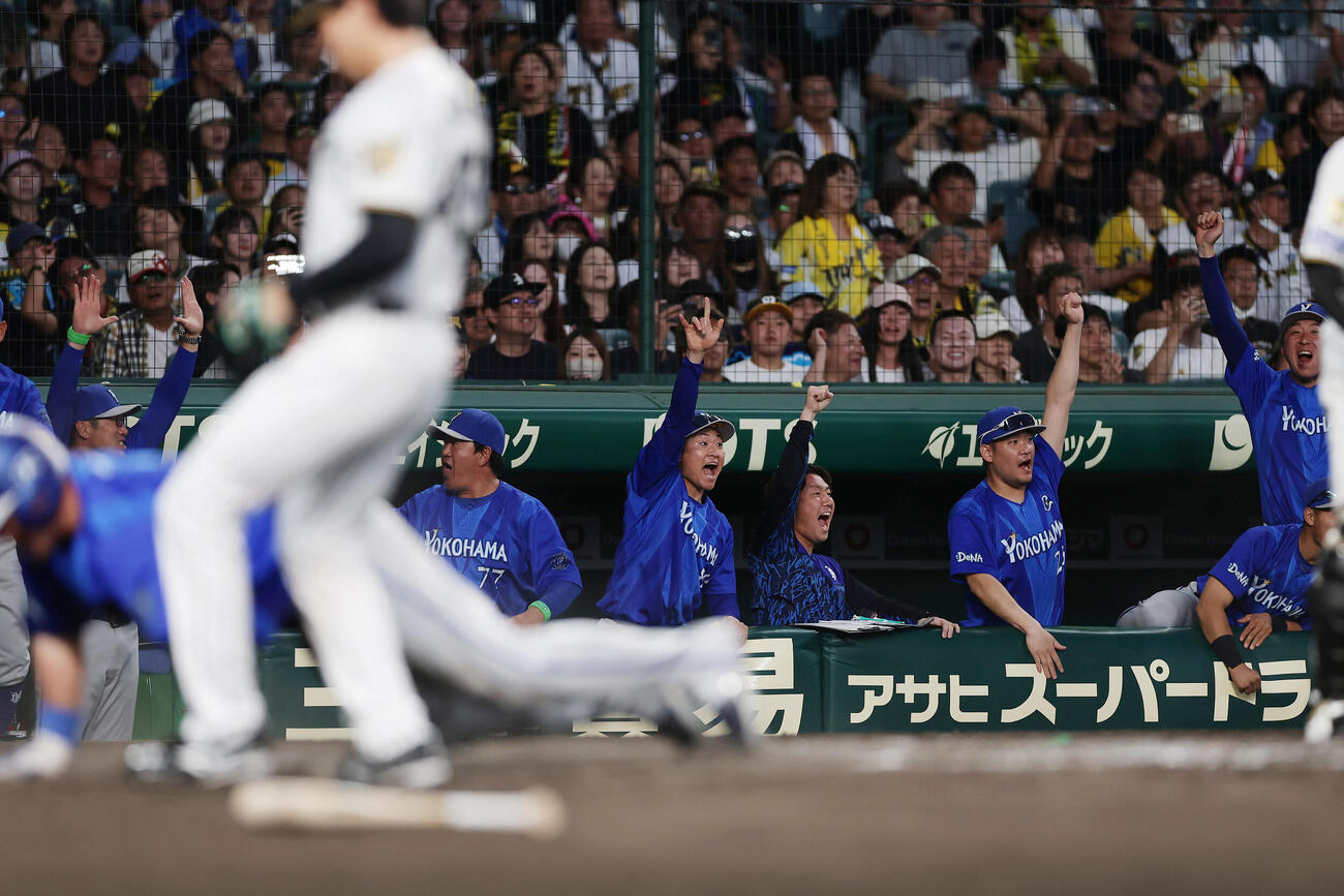 阪神対DeNA 9回表DeNA2死二、三塁、三森大貴が逆転2点適時打を放ち喜ぶ相川亮二監督（左端）ら（撮影・前田充）