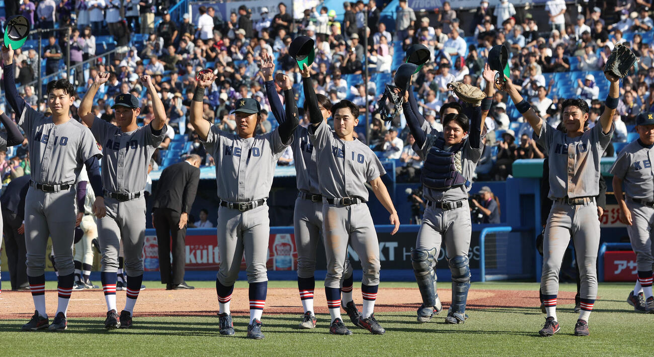 慶大対明大　勝利した慶大ナインはスタンドの声援に応える（撮影・柴田隆二）