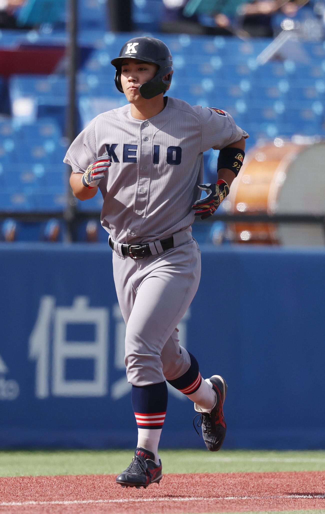 慶大対明大　5回表慶大2死、一宮知樹は本塁打を放ち生還する（撮影・柴田隆二）
