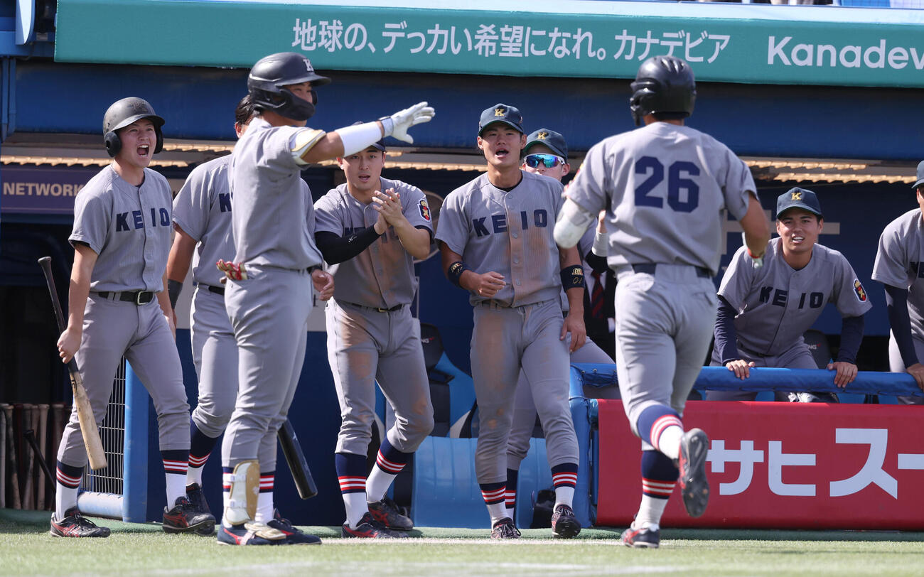 慶大対明大　5回表慶大2死、一宮知樹は本塁打を放ちナインの出迎えを受ける（撮影・柴田隆二）