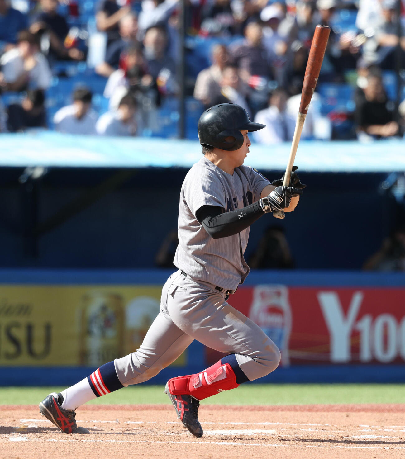 慶大対明大　6回表慶大2死一、二塁、小原大和は適時打を放つ（撮影・柴田隆二）