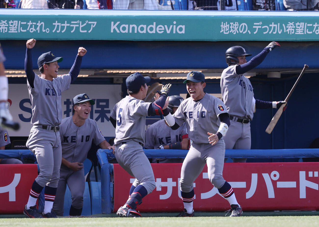 慶大対明大　7回表慶大無死二、三塁、林純司の適時二塁打に喜ぶ慶大ナイン（撮影・柴田隆二）