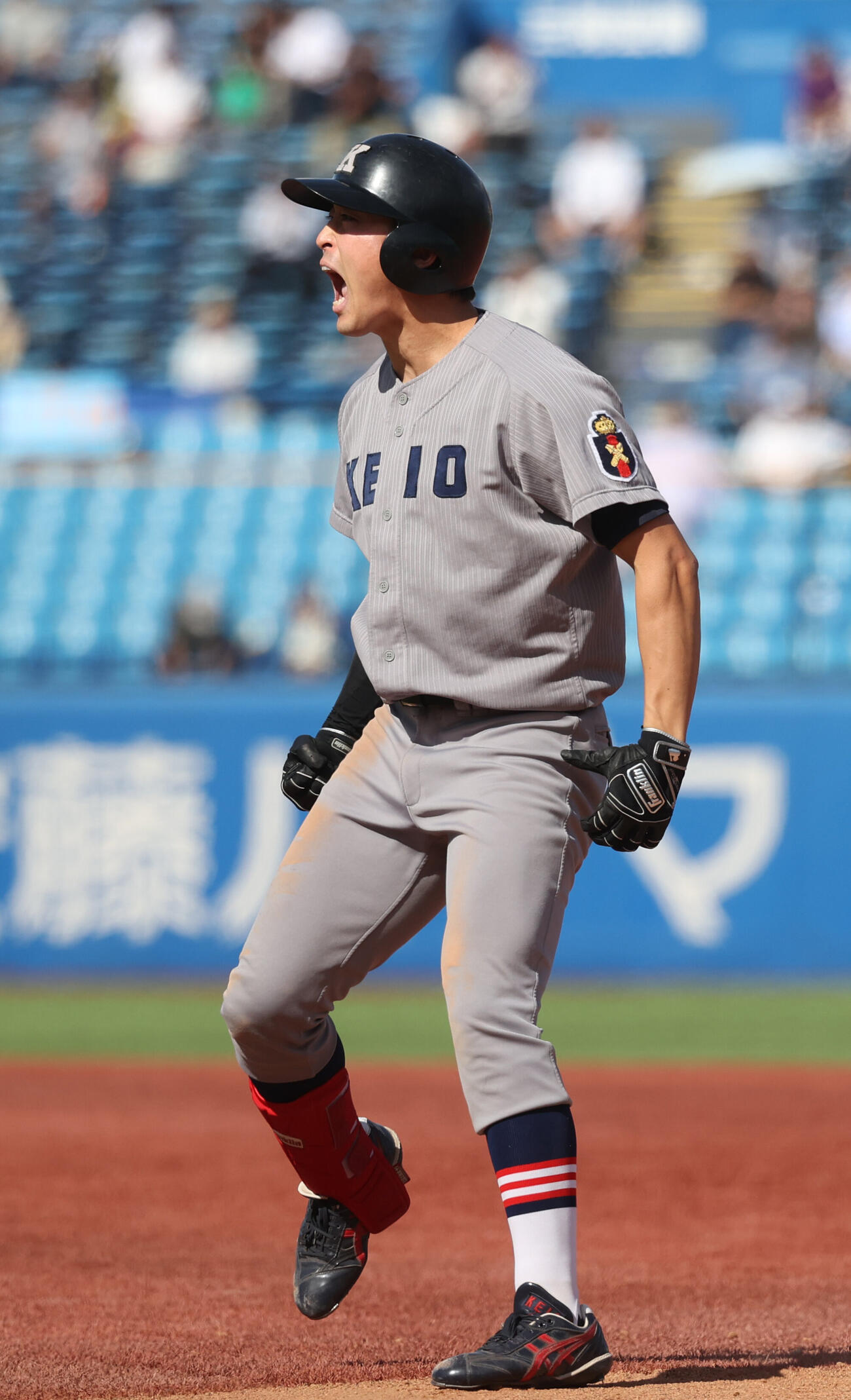 慶大対明大　6回表慶大2死一、二塁、小原大和は適時打を放ち雄たけびを上げる（撮影・柴田隆二）