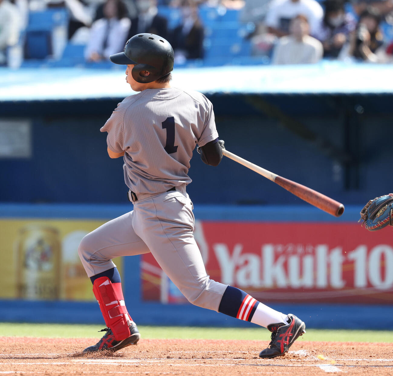 慶大対明大　1回表慶大1死、小原大和は二塁打を放つ（撮影・柴田隆二）