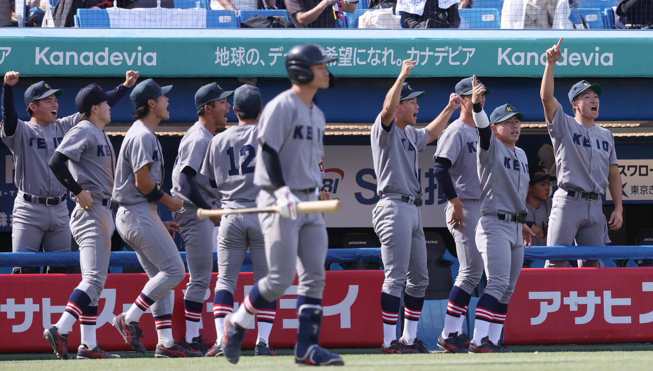 慶大対明大　5回表慶大2死、一宮知樹の本塁打に喜ぶ慶大ナイン（撮影・柴田隆二）