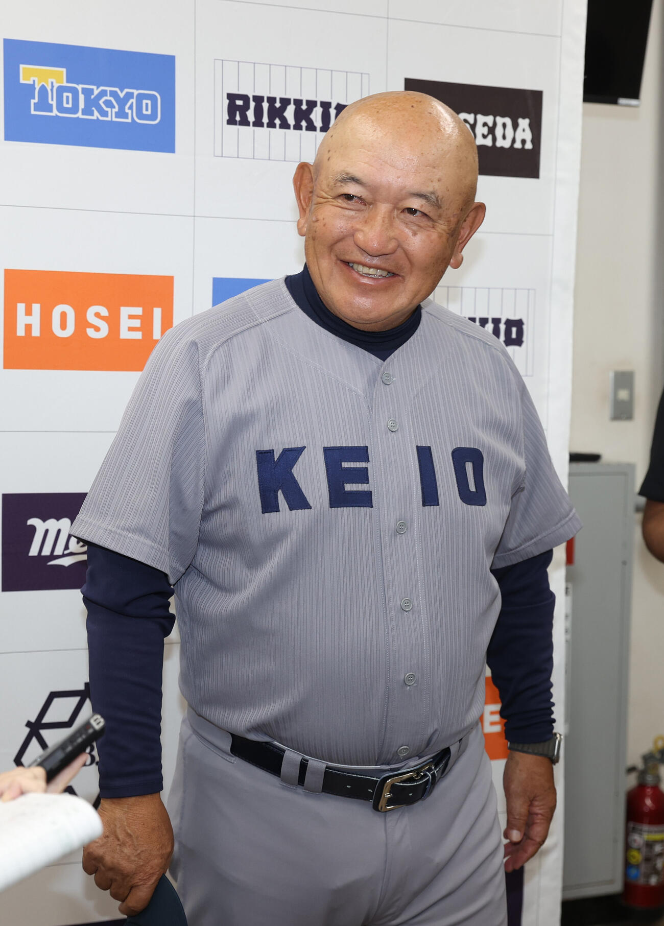慶大対明大　勝利した慶大・堀井哲也監督は笑顔を見せる（撮影・柴田隆二）