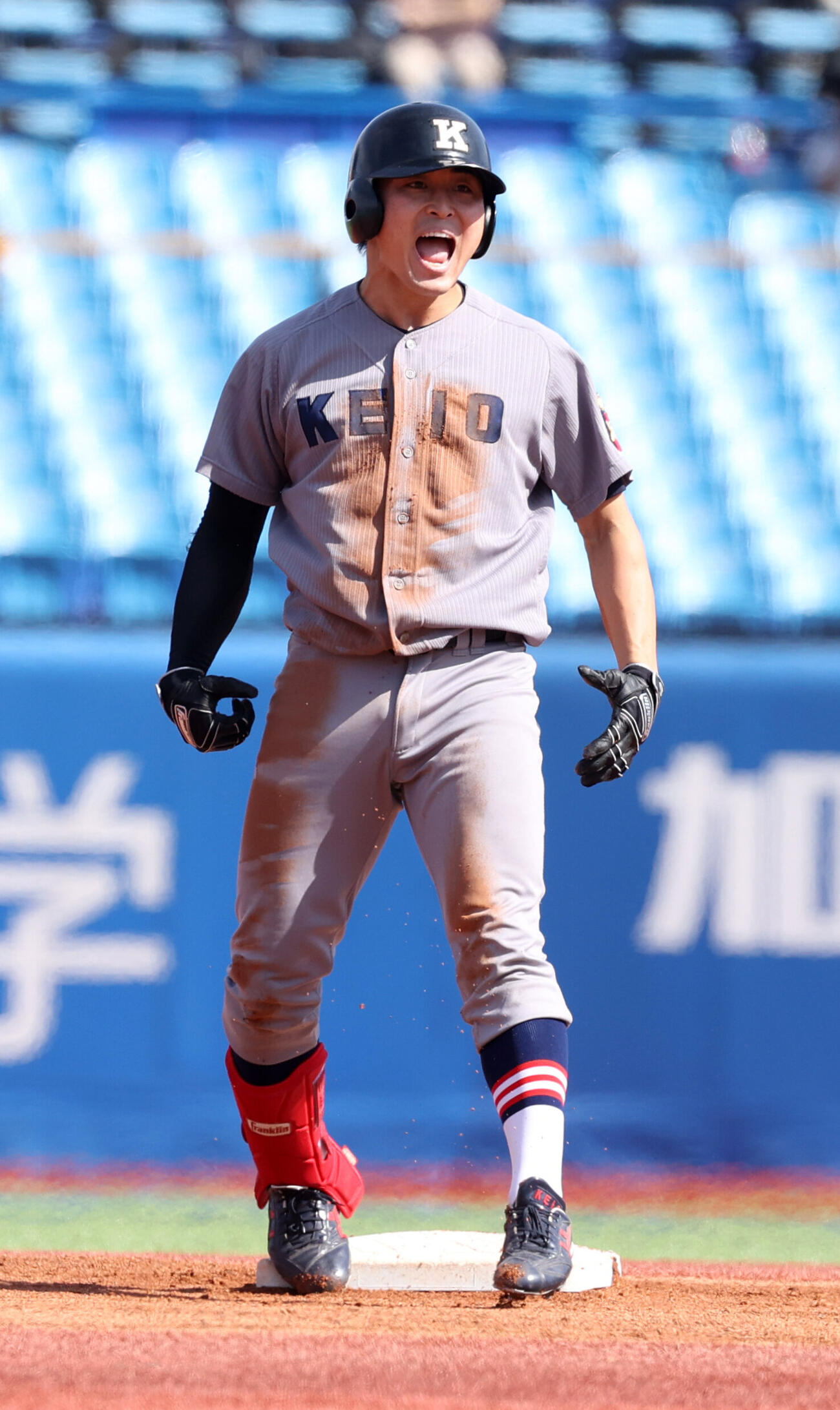 慶大対明大　1回表慶大1死、小原大和は二塁打を放ち雄たけびを上げる（撮影・柴田隆二）
