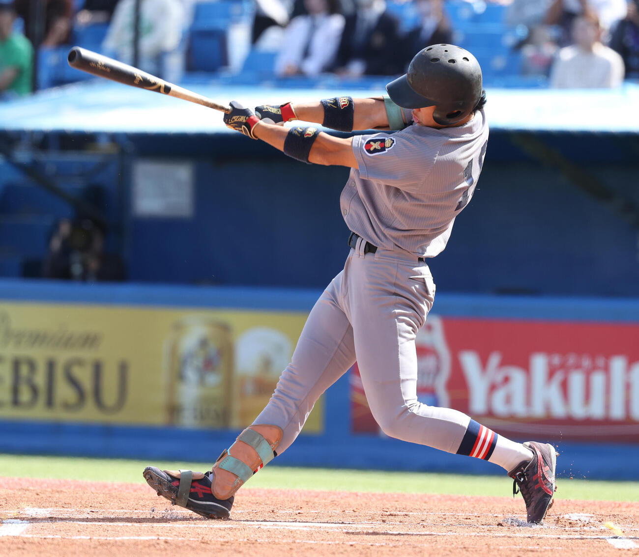 慶大対明大　1回表慶大1死二塁、今津慶介は適時二塁打を放つ（撮影・柴田隆二）