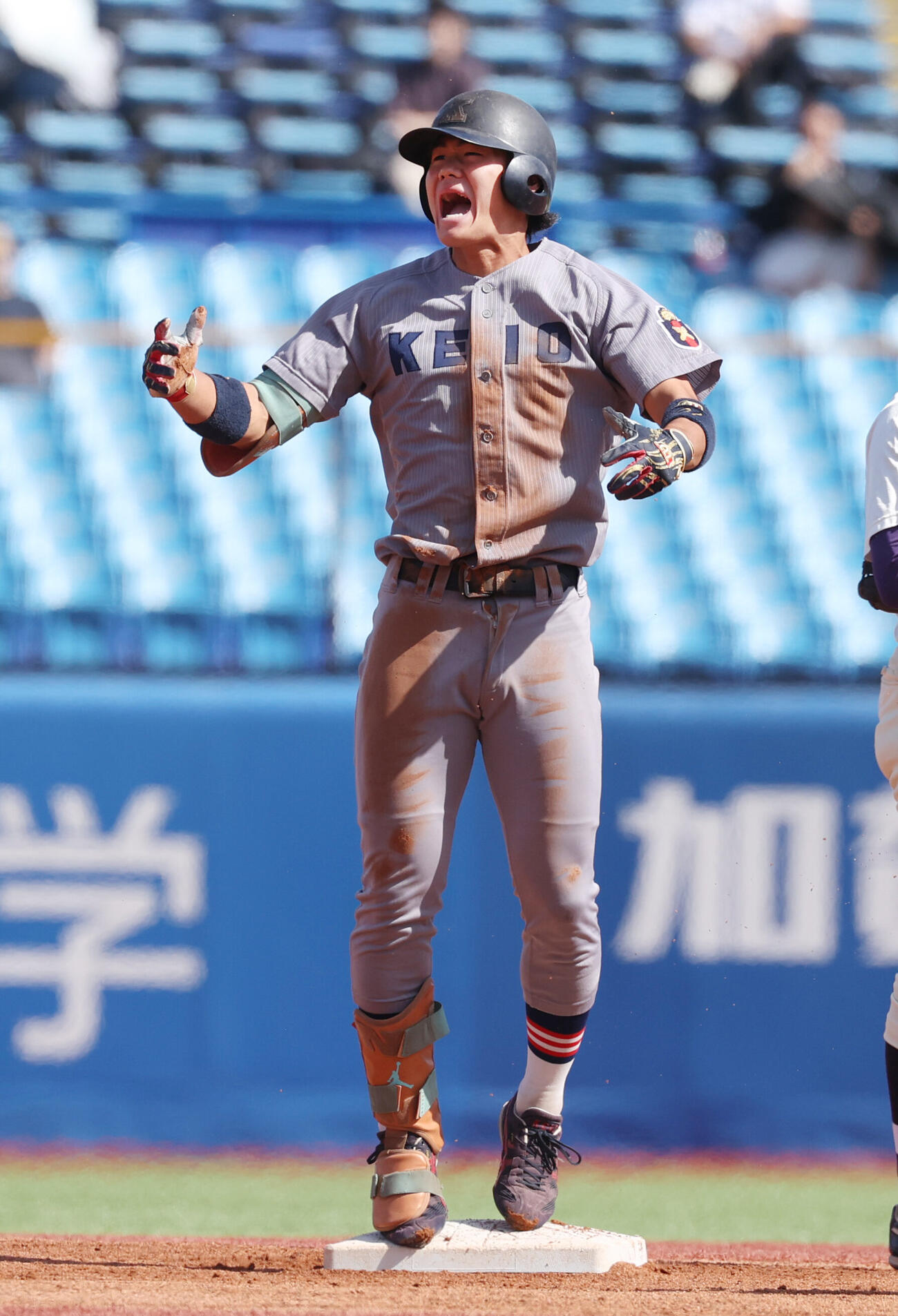 慶大対明大　1回表慶大1死二塁、今津慶介は適時二塁打を放ちガッツポーズする（撮影・柴田隆二）