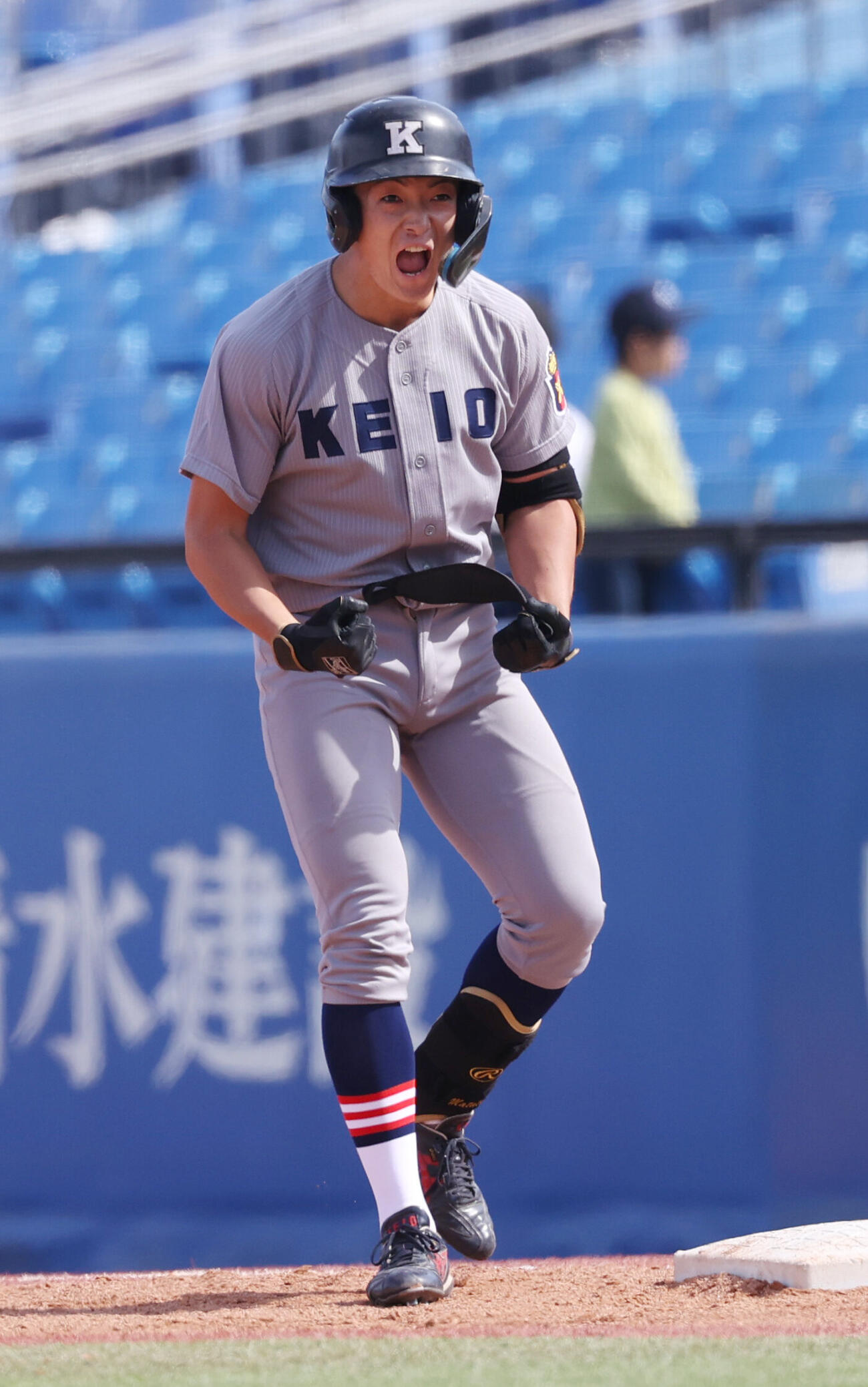 慶大対明大　2回表慶大2死三塁、竹田一遥は適時打を放ちガッツポーズする（撮影・柴田隆二）