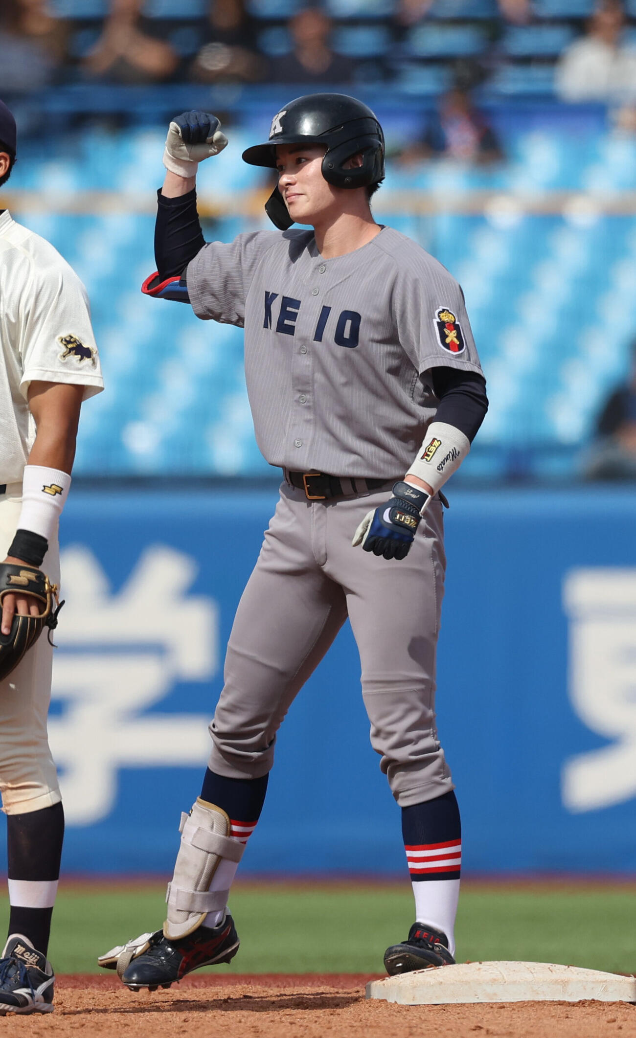 慶大対明大　4回表慶大2死二塁、丸田湊斗は適時打を放ちガッツポーズする（撮影・柴田隆二）