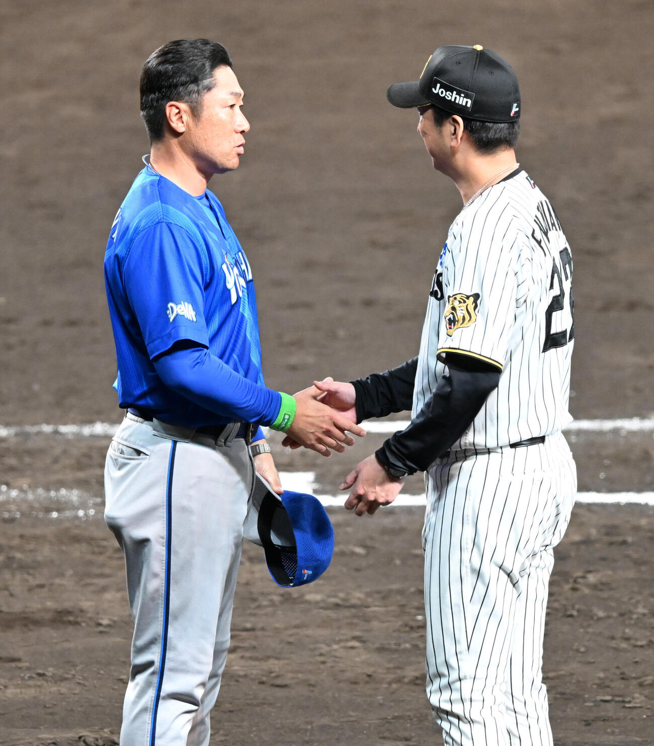 阪神対DeNA CSファイナルを制したDeNA相川亮二監督（左）と握手する阪神藤川球児監督（撮影・和賀正仁）
