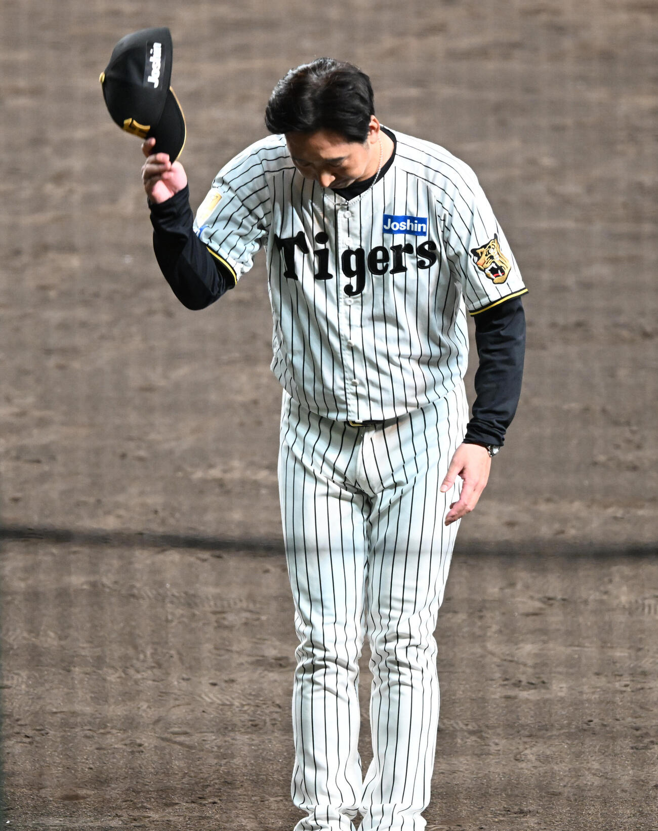 阪神対DeNA CSファイナルに敗れファンに帽子を取って一礼する阪神藤川球児監督（撮影・和賀正仁）