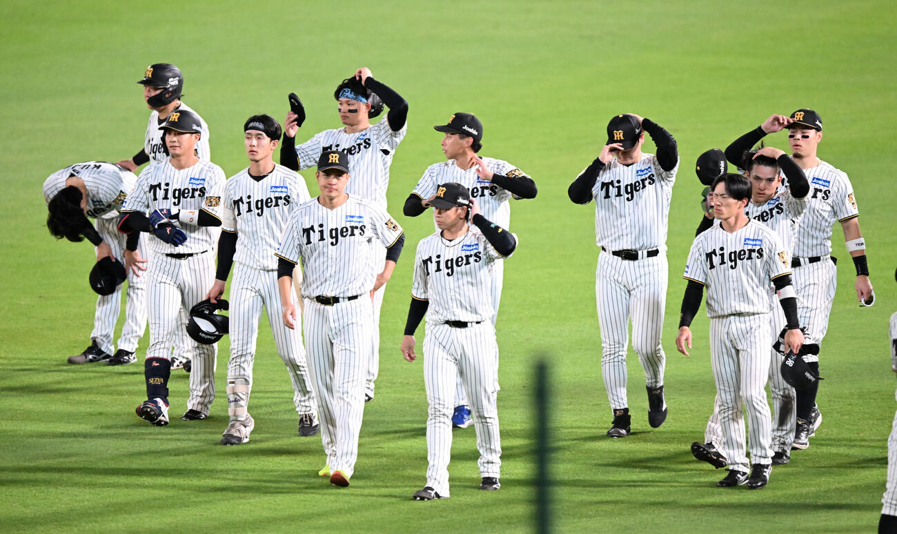 阪神対DeNA　ファンにあいさつ後、ベンチに引き揚げる阪神ナイン（撮影・和賀正仁）