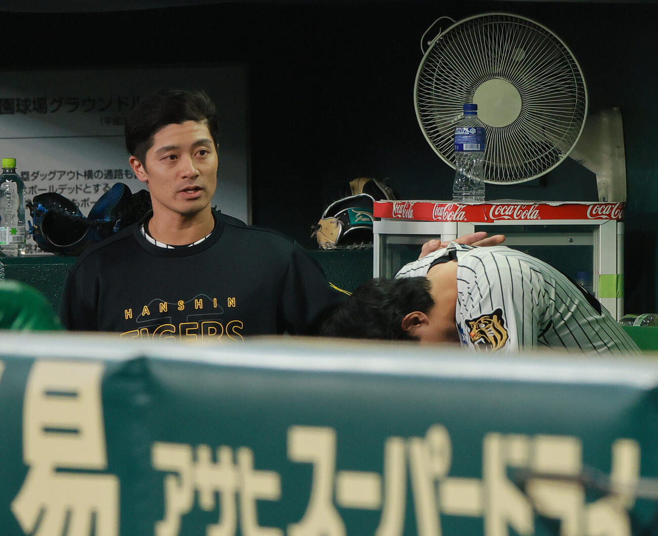 阪神対DeNA 9回、ベンチで落胆する阪神工藤泰成（右）に寄り添う坂本誠志郎（撮影・上山淳一）