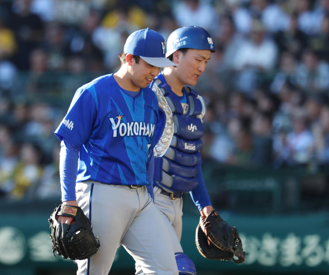阪神対DeNA 5回裏を抑え笑顔でベンチに戻る古市尊（右）と東克樹（撮影・増田悦実）