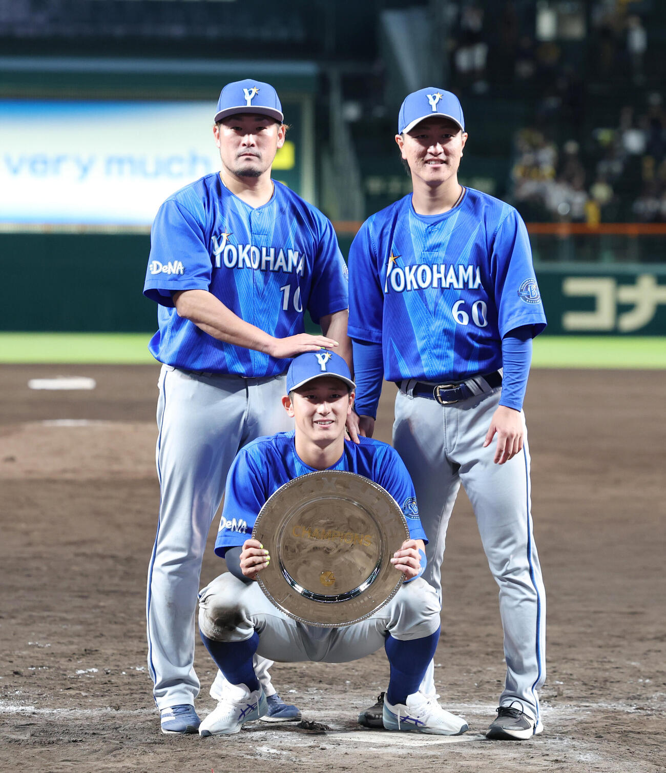 阪神対DeNA　日本シリーズ進出を決め笑顔で記念撮影をするDeNA捕手3人、左から戸柱恭孝、松尾汐恩、古市尊（撮影・増田悦実）